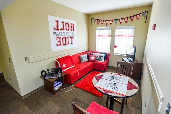 A student's living room decorated with 皇冠信用盘 banners.